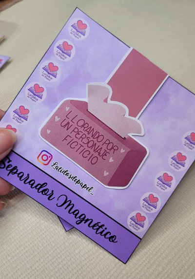 Marcapaginas magnético- Llorando por un personaje ficticio