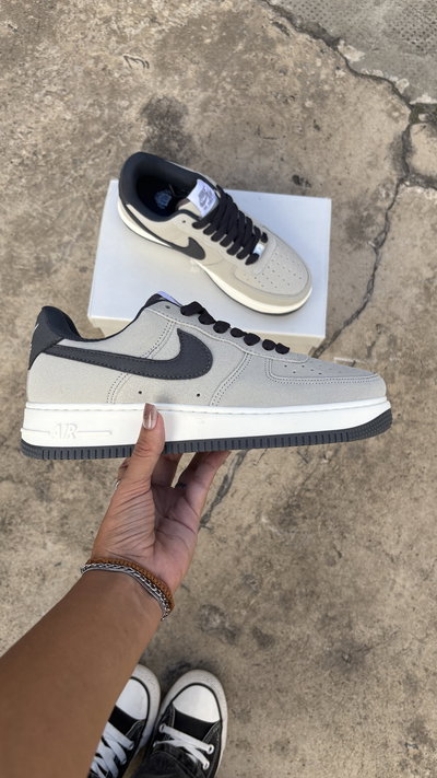 NIKE AIRFORCE GRIS GAMUZA PIPA GRIS OSCURA G5