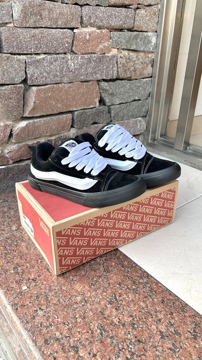 VANS KNU TOTAL BLACK LINEA BLANCA