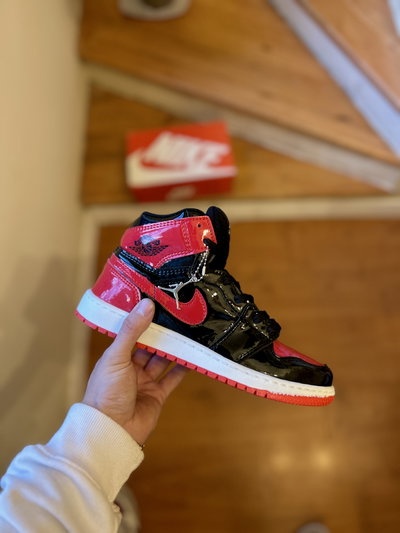 NIKE BOTITAS JORDAN CHAROL ROJO