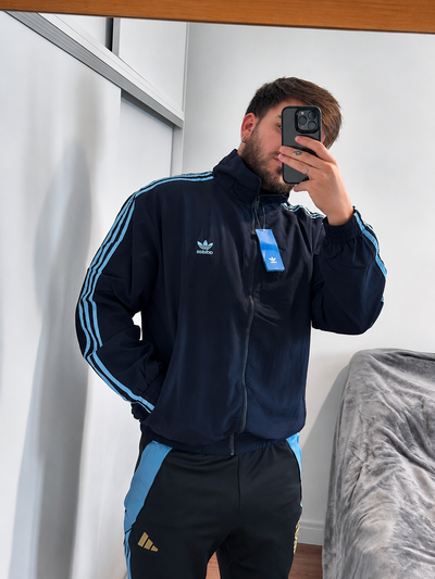 CAMPERA ADIDAS CLÁSICA AZUL CHINAS G5