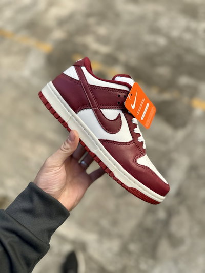 NIKE SB DUNK BLANCO Y BORDO CON SUELA GRIS