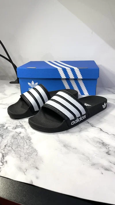 OJOTAS ADIDAS NEGRAS LINEAS BLANCAS