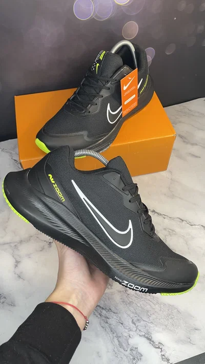 NIKE DEPORTIVAS ZOOM NEGRAS CON FLUOR
