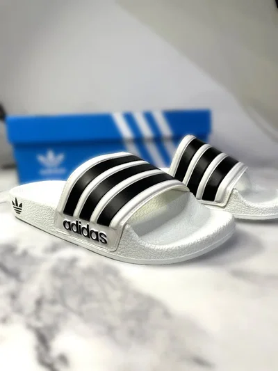 OJOTAS ADIDAS BLANCAS CON LINEAS NEGRAS