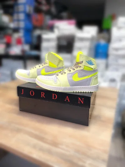 NIKE JORDAN BOTITAS GRIS Y FLUOR