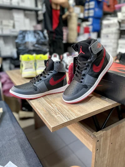 NIKE JORDAN BOTITAS GRIS Y NEGRO PIPA ROJA