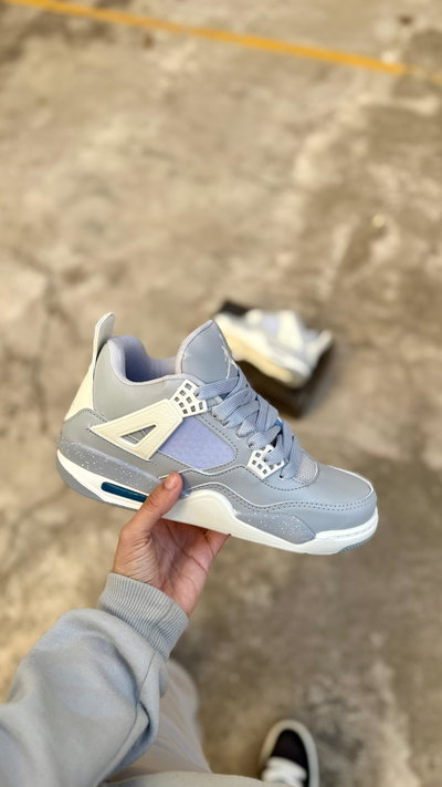 NIKE JORDAN RETRO 4 GRIS SUELA CREMA