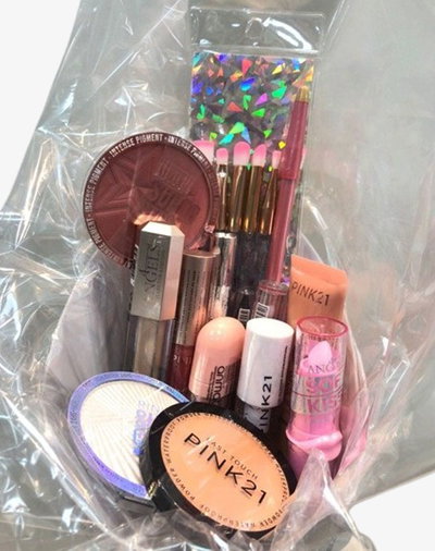 RAMO CON PRODUCTOS DE MAQUILLAJE 4