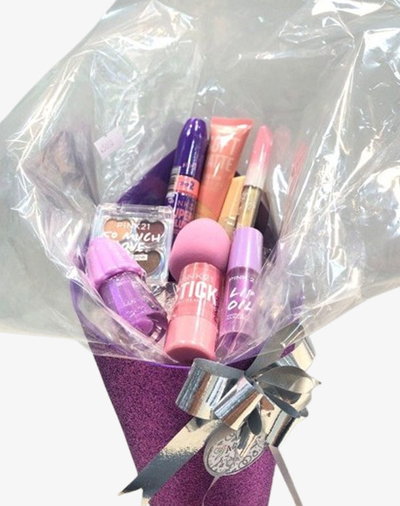 RAMO CON PRODUCTOS DE MAQUILLAJE 3