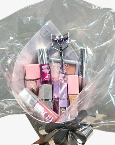 RAMO CON PRODUCTOS DE MAQUILLAJE 2