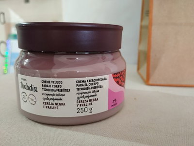 Crema aterciopelada Cereza Negra y Praliné