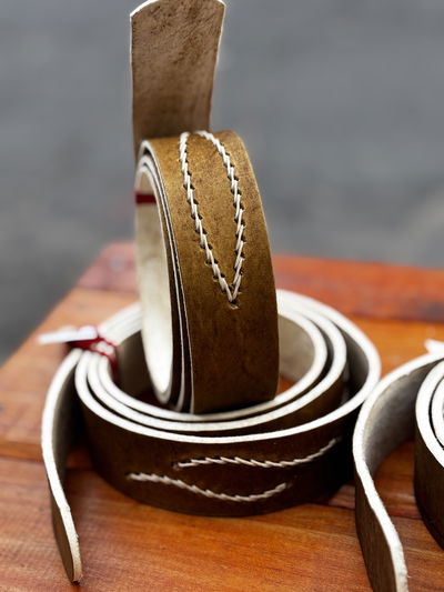 Lonja de cuero crudo bordada