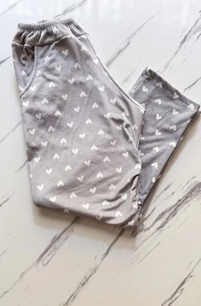 PANTALON PLUSH CORAZONES GRIS
