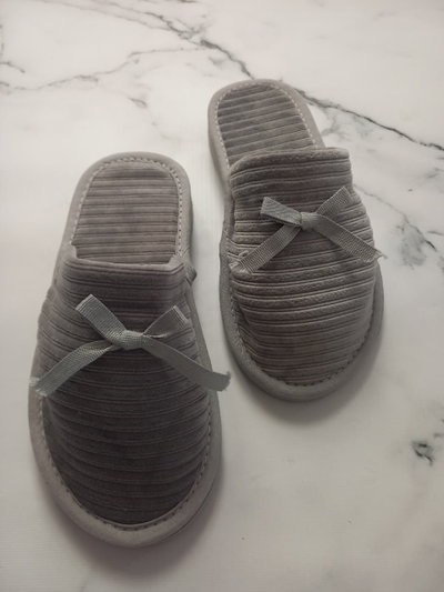 PANTUFLAS PLUSH GRIS 