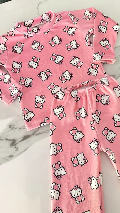 CONJUNTO PLUSH KIDS - KITTY -