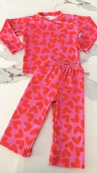 CONJUNTO PLUSH KIDS - CORAZONES FUCSIA-