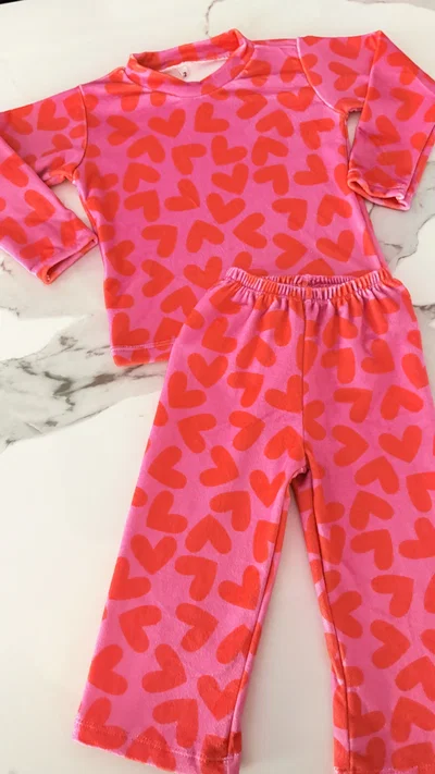CONJUNTO PLUSH KIDS - CORAZONES FUCSIA-
