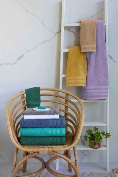 TOALLÓN ARCO IRIS LISA BAÑO 450 GR