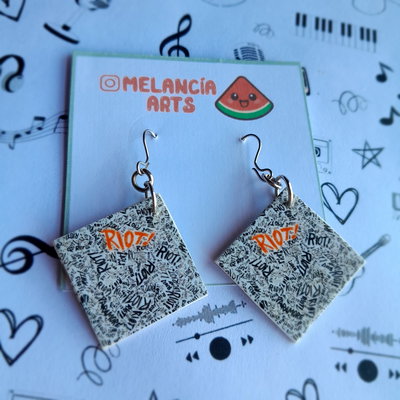 Aritos - Paramore (Riot!)