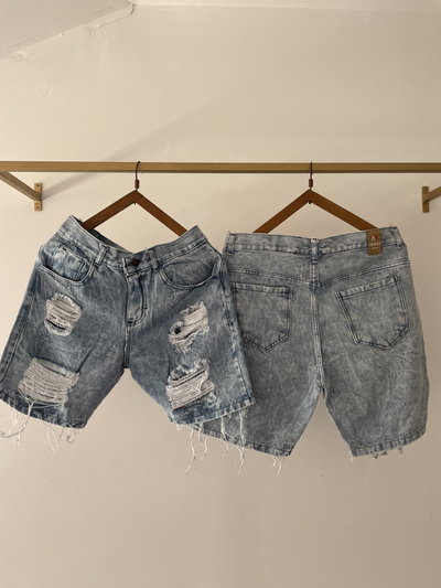 Bermudas mom com roturas celeste