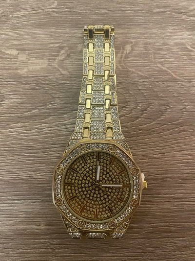 Reloj de acero dorado y plateado brillos