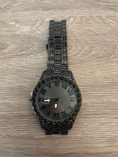 Reloj de acero negro con brillos