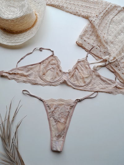 Conjunto de encaje con aro color beige