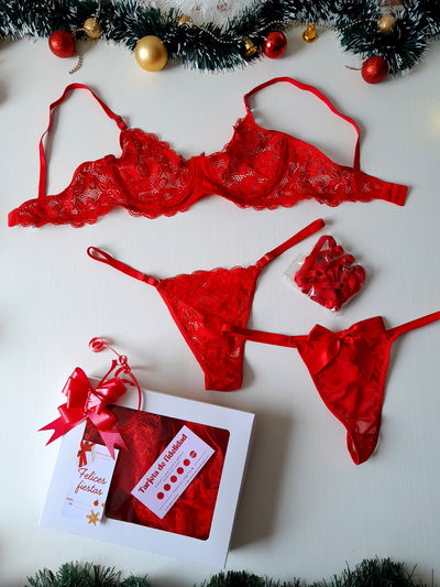 BOX: Conjunto de encaje rojo + tanga hilo con moño + ligas