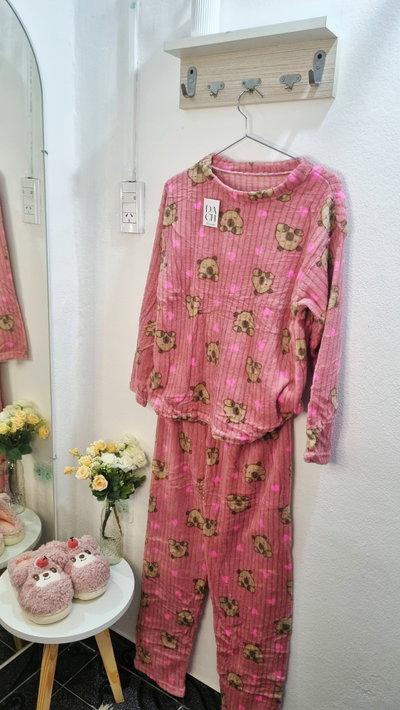 Pijama plush estampado y acanalado