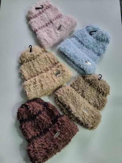 Gorro de mujer con peluchito y corderito 