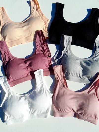 Top deportivo con broche  