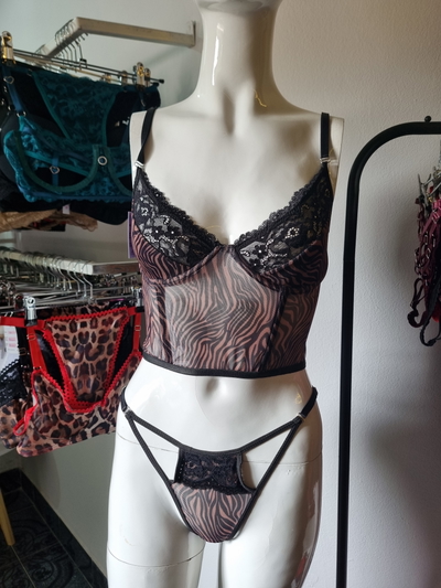 Corset + less de regalo 