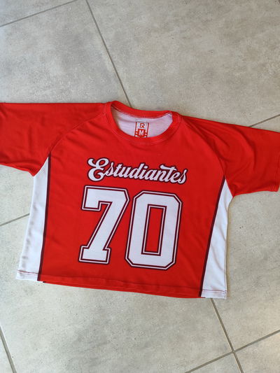 Remera crop modal roja - Estudiantes 