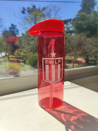 Botella transparente roja - Estudiantes