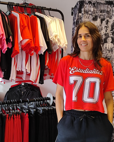 Remera crop modal roja - Estudiantes 