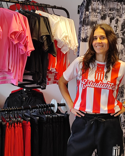 Camiseta crop deportiva rayada - Estudiantes 