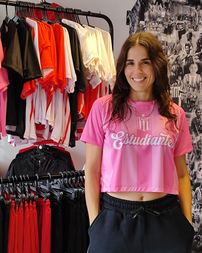 Camiseta crop rosa deportiva - Estudiantes 