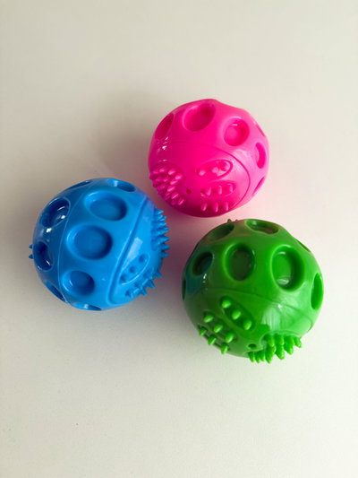 Pelota dura con chifle y limpia dientes 6cm