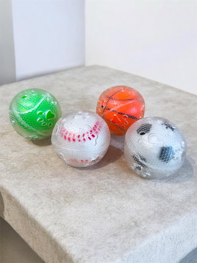 Pelota reforzada con cubierta de plastico y chifle 8cm