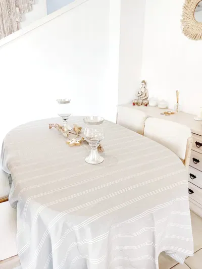 Mantel Gris Oscuro con Rayas Blancas