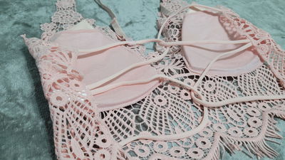 Top aplique guipiure flores c/ tiras cruzadas