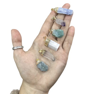 Dijes en bruto con electroplata dorado