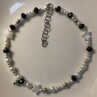 Collar blanco y negro