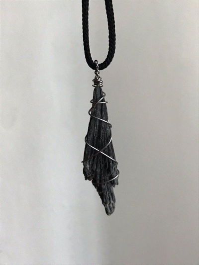 Collar Cianita negra (escoba de bruja) 