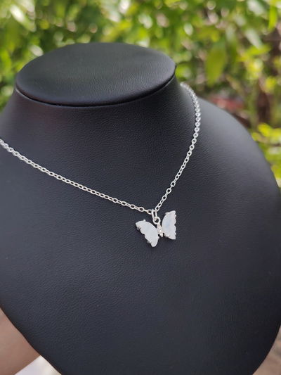 Collar mariposa nacar 