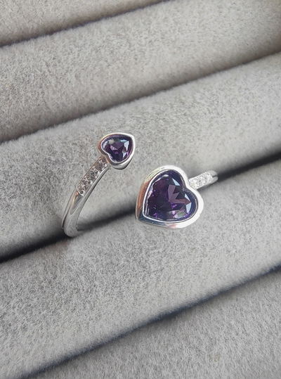Anillo Chiara violeta (regulable) 