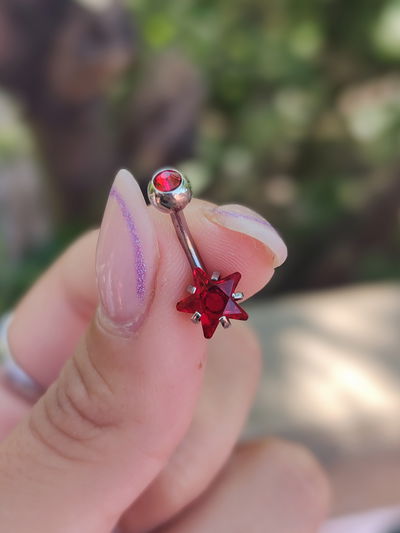 Piercing ombligo estrella roja 