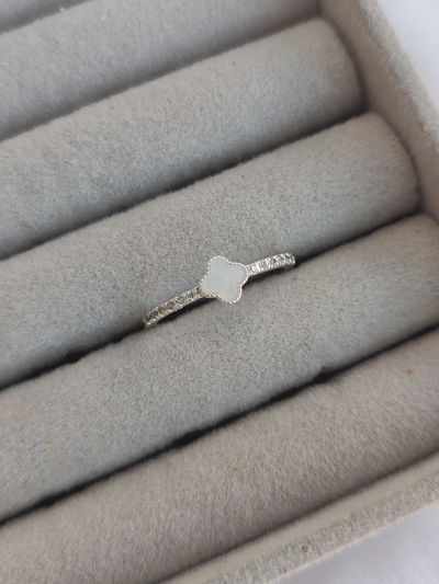 Anillo trébol blanco 