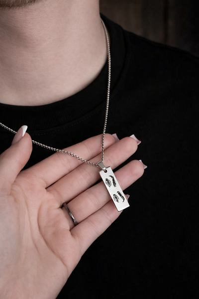 Collar grabado con mirada 